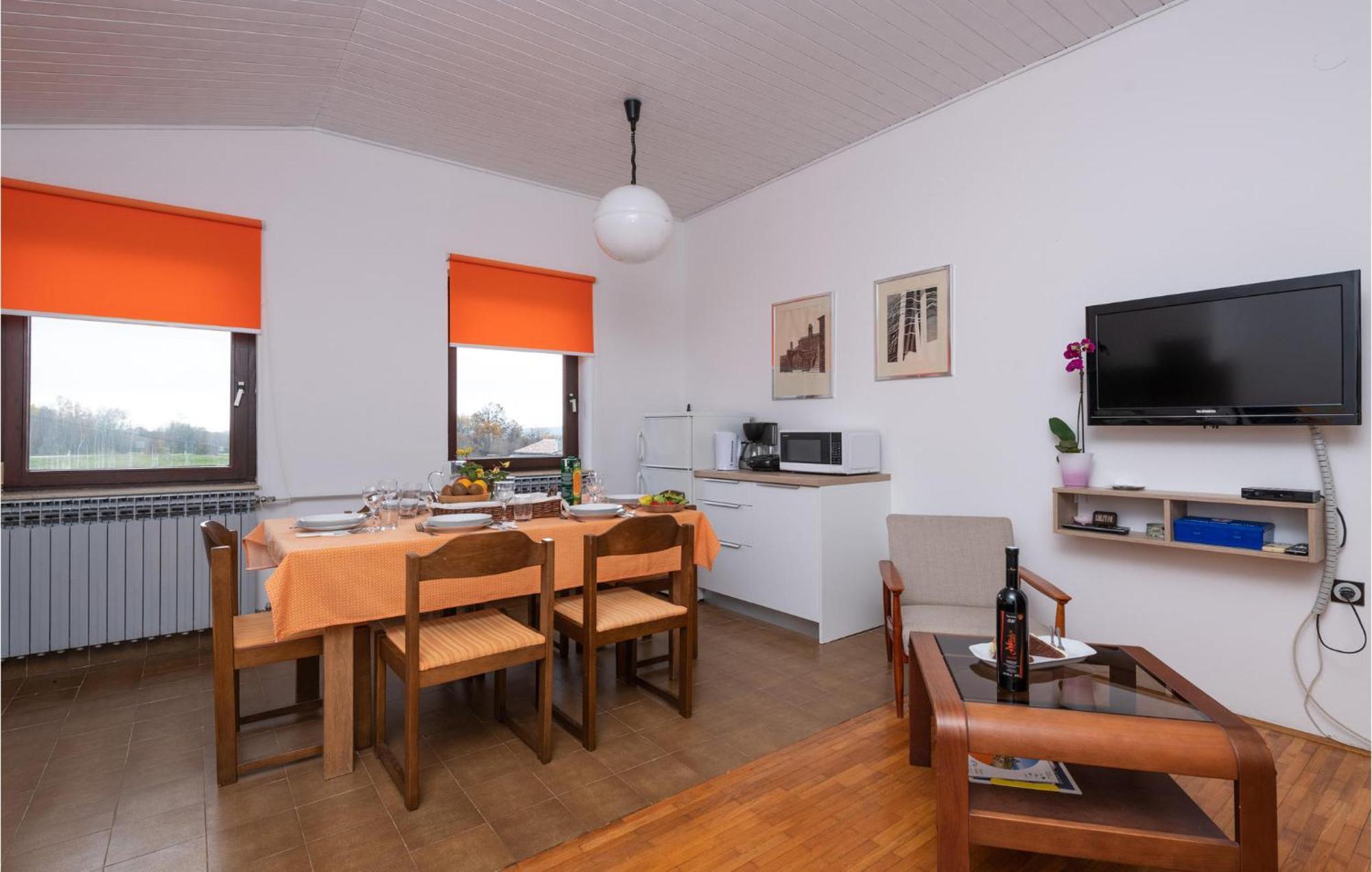 2 Bedroom Awesome Apartment In Barban Habitación foto