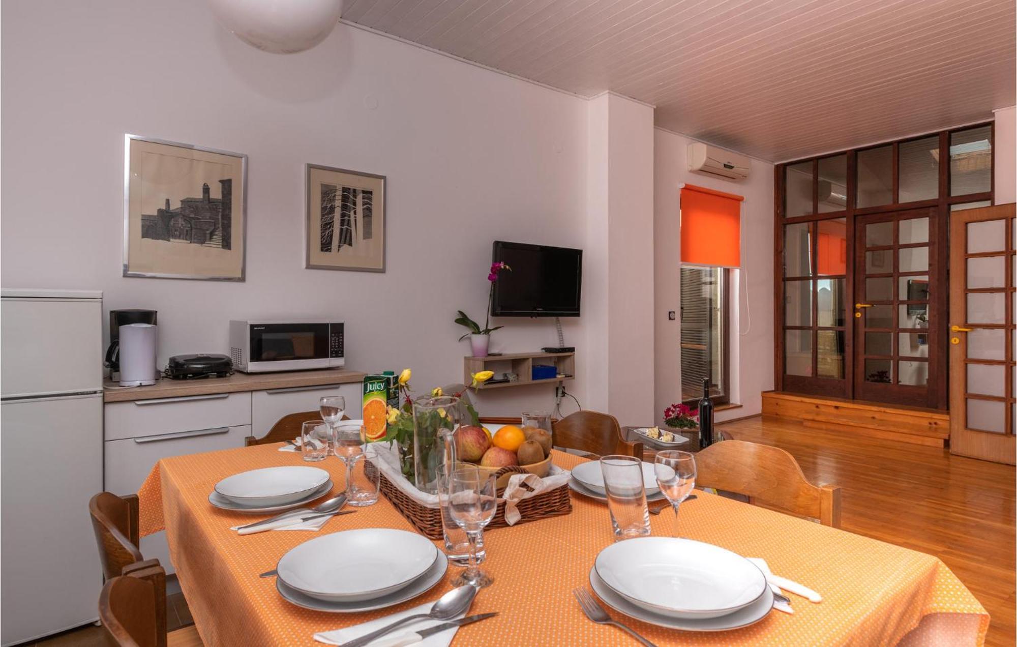 2 Bedroom Awesome Apartment In Barban Habitación foto